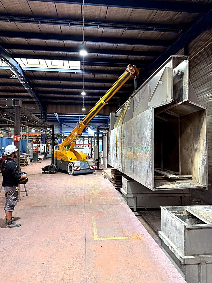 Crane lifting of the surface treatment tunnel (STT)