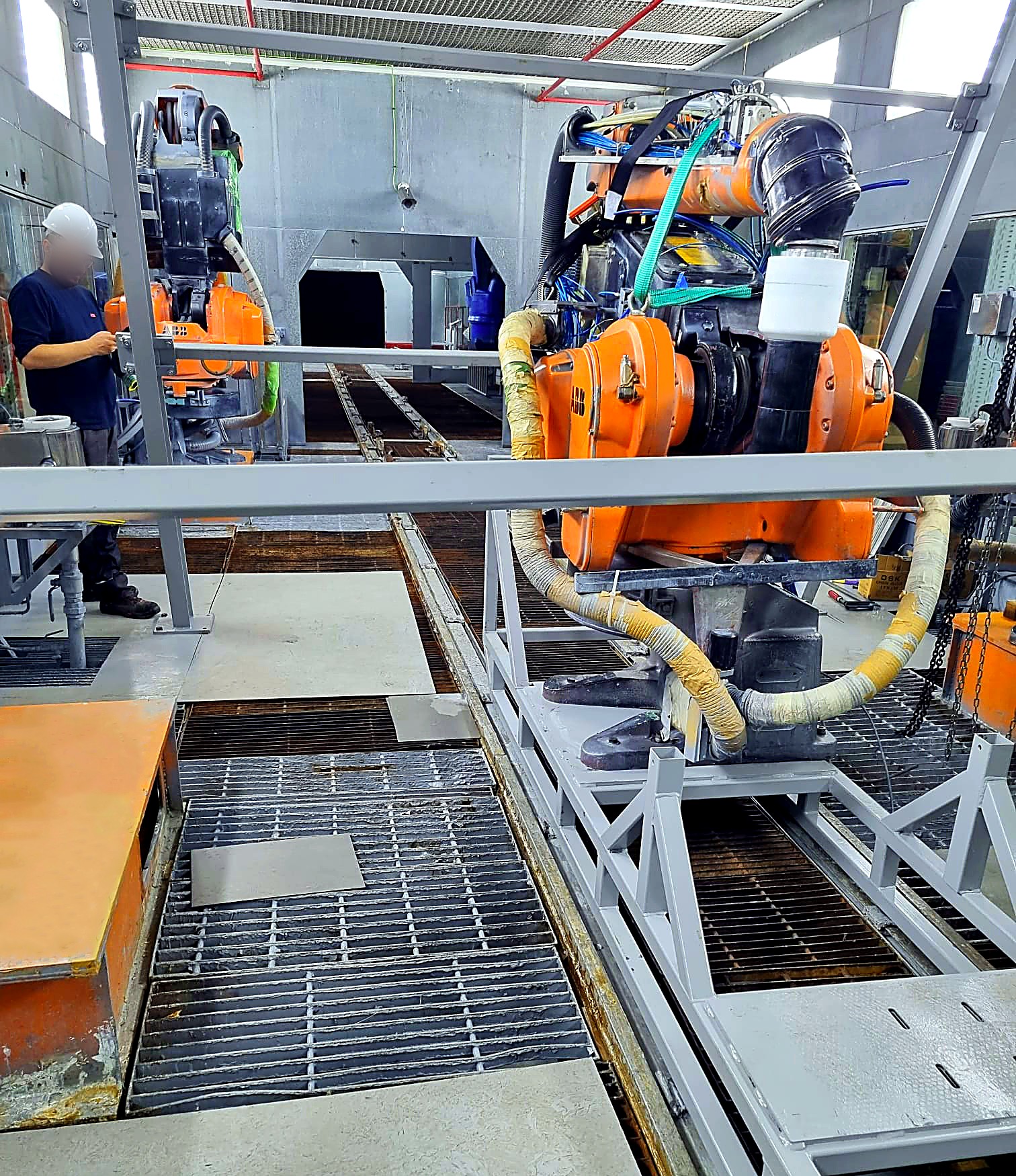 Montage des nouveaux robots ABB sur leurs embases dans la cabine.