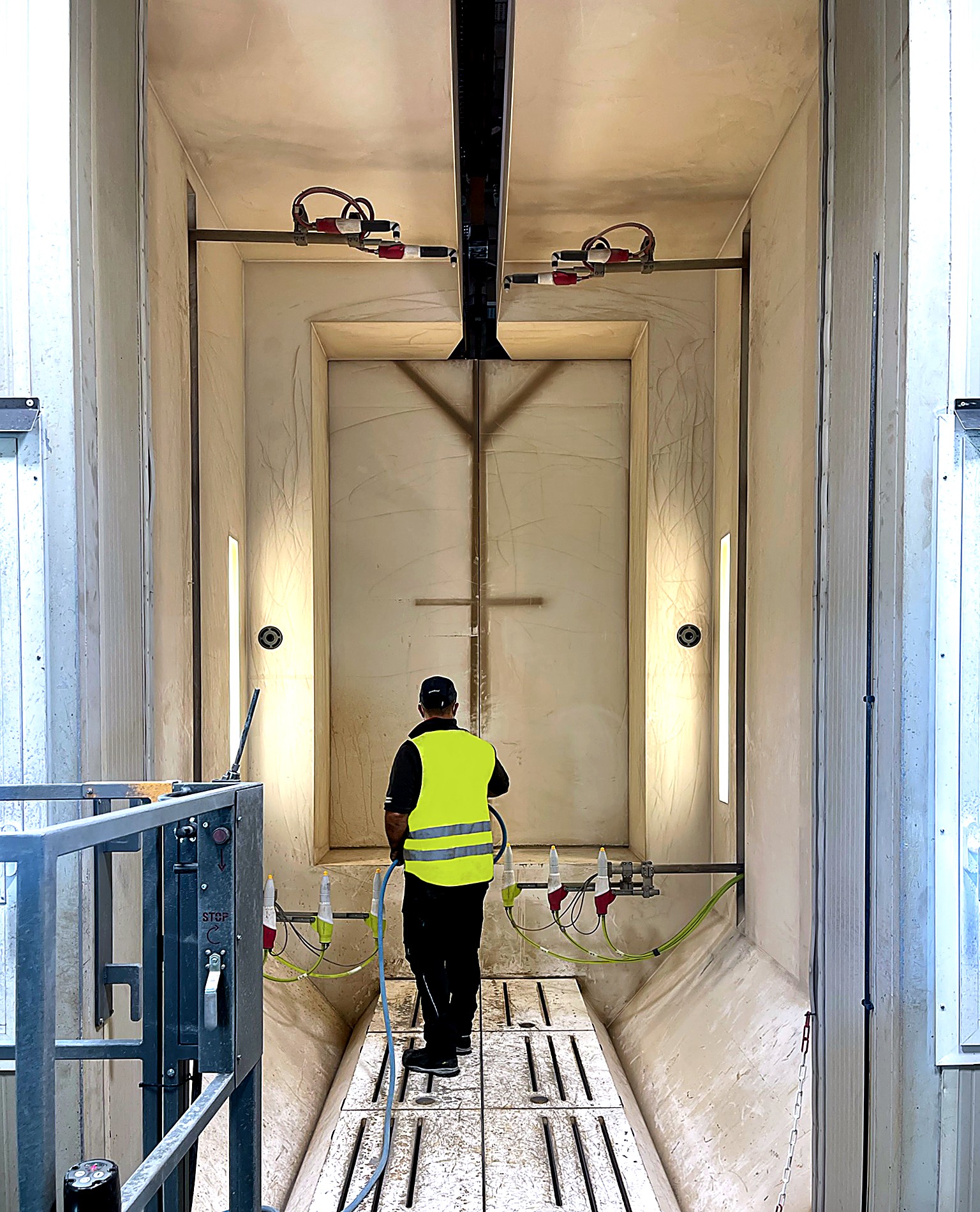 Intérieur d'une cabine de poudrage XXL SAMES, pistolets poudre à bol Inobell sur les axes.