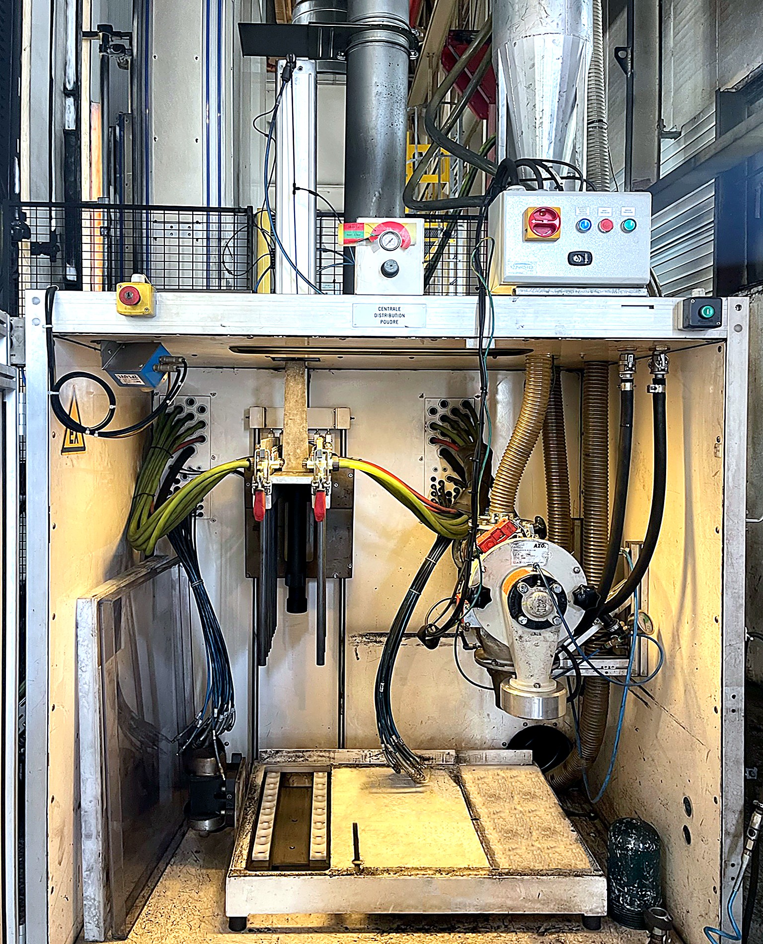 La centrale de distribution de poudre : pompes, flexibles et commandes.